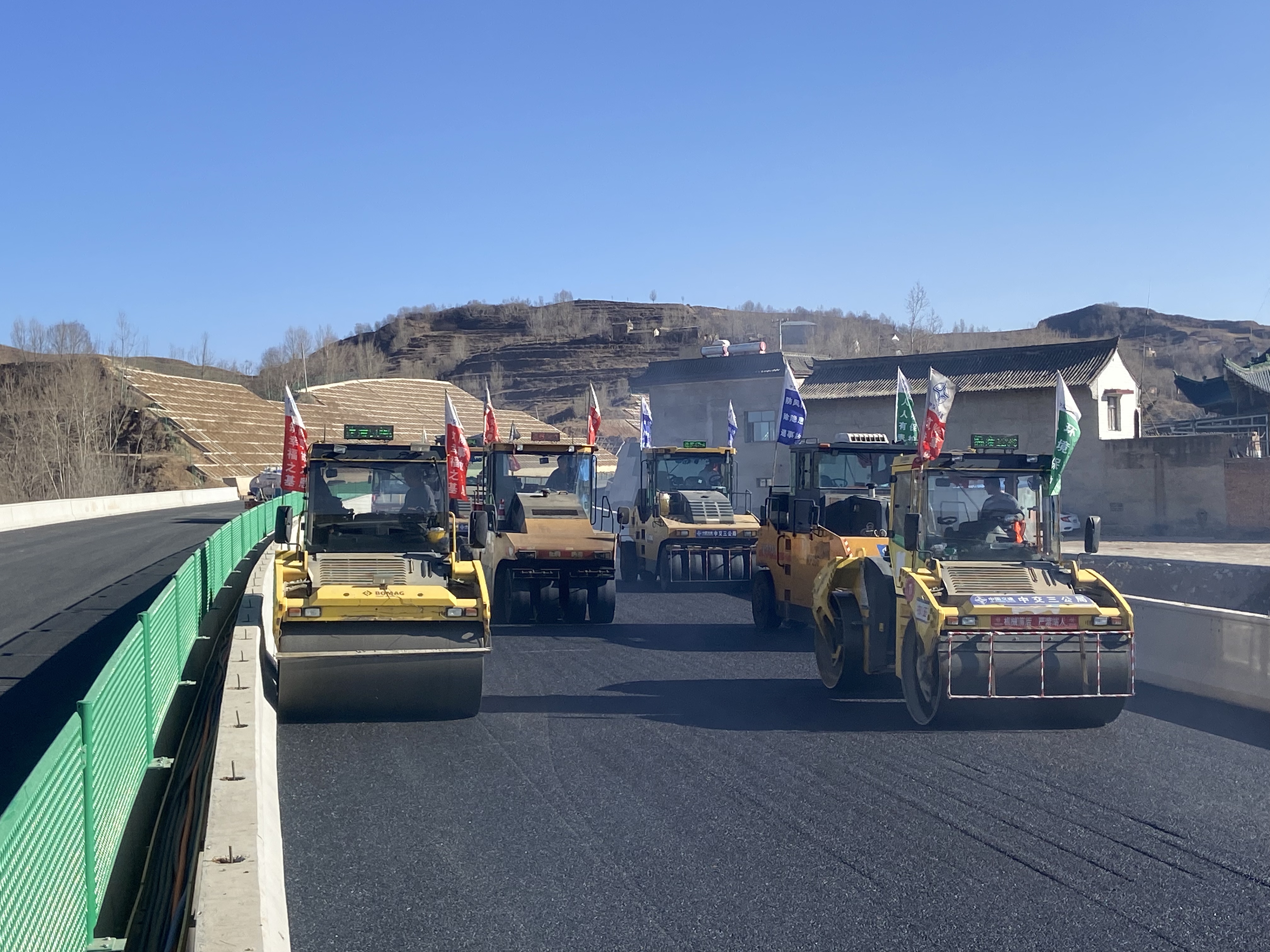 臨大項(xiàng)目路面鋪筑1 (1).jpg 臨大項(xiàng)目路面鋪筑1 (1).jpg